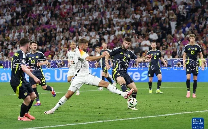 MKSPORTS体育百度手机卫士小学生足球运动会：激情碰撞，斗志飞扬